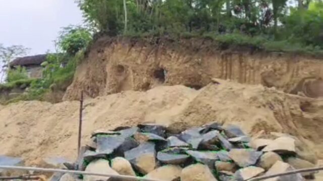 Pemerhati lingkungan telah menyoroti adanya kegiatan pertambangan batu andesit di Desa Ngares