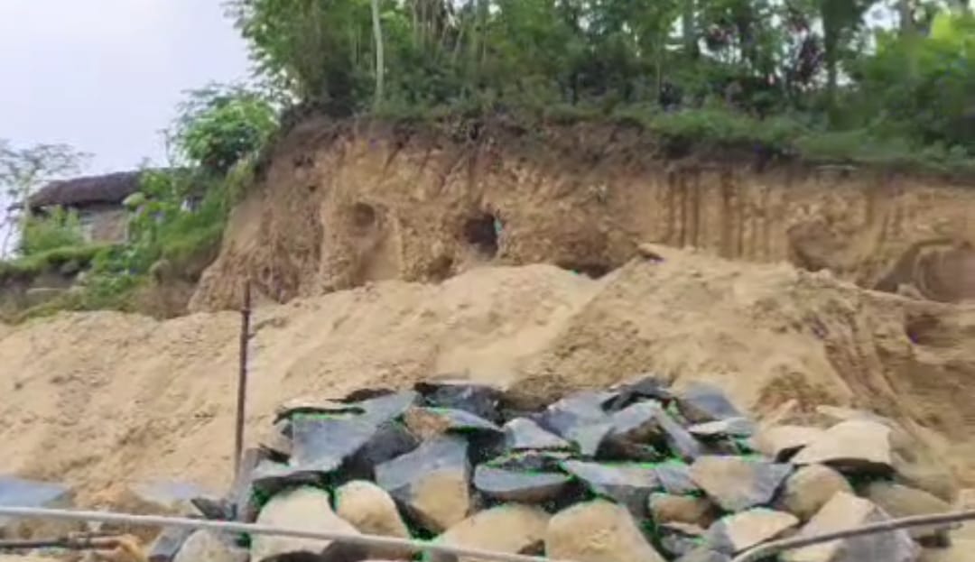 Pemerhati lingkungan telah menyoroti adanya kegiatan pertambangan batu andesit di Desa Ngares