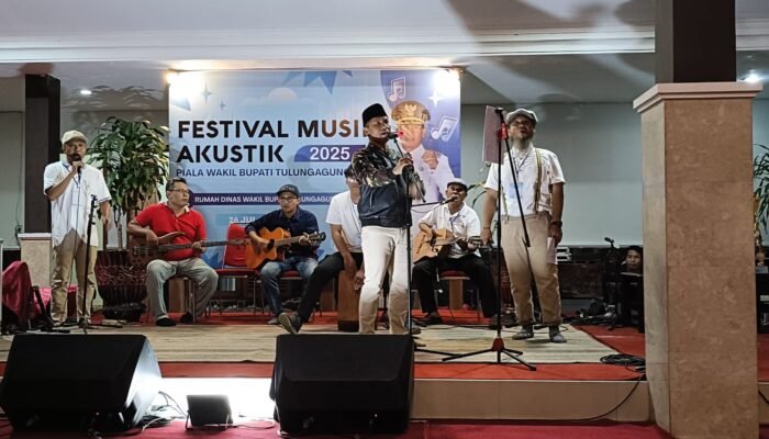 Festival musik akustik dibuka resmi oleh Wakil Bupati (Wabup) Tulungagung, H. Ahmad Baharudin, SM., di Pendopo rumdin Wabup