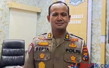 AKBP Septa Firmansyah, Kasubdit Gakkum Polda Jatim saat memberikan keterangan pelaksanaan Operasi Patuh Semeru 2025 dan berhasil menindak pengendara memalsukan plat nomor kendaraan. [3detik.com]