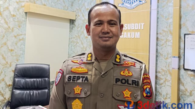 AKBP Septa Firmansyah, Kasubdit Gakkum Polda Jatim saat memberikan keterangan pelaksanaan Operasi Patuh Semeru 2025 dan berhasil menindak pengendara memalsukan plat nomor kendaraan. [3detik.com]