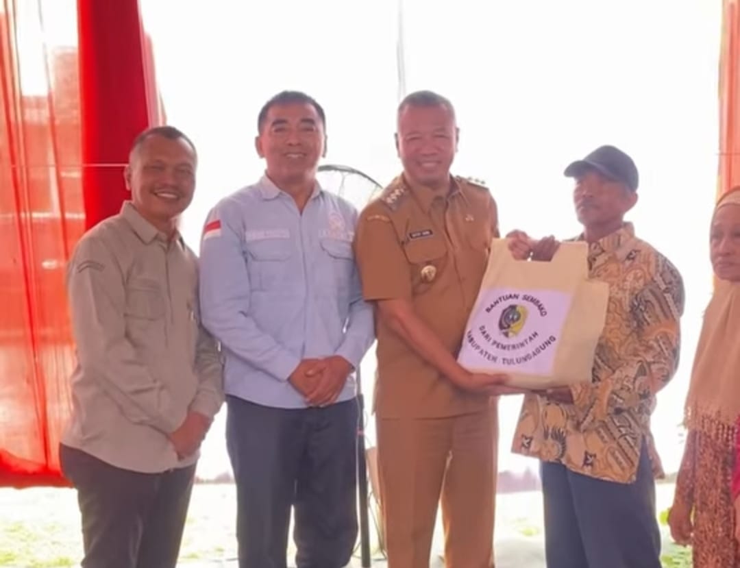 Bupati Tulungagung Gatut sunu Wibowo didampingi kepala dinas pertanian Suyanto 