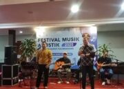 Kapolres Tulungagung AKBP Muhammad Taat Resdi mengapresiasi saat menghadiri acara festival musik akustik yang diselenggarakan di pendopo Rumah Dinas Wabup