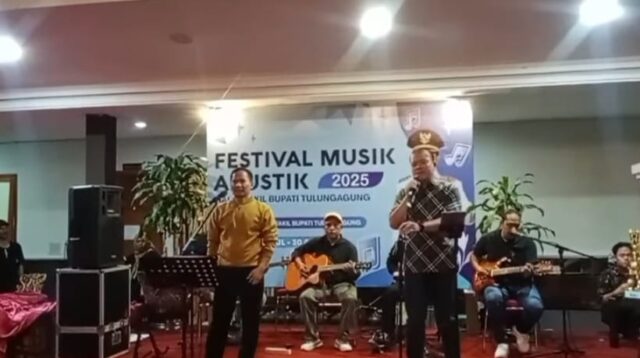 Kapolres Tulungagung AKBP Muhammad Taat Resdi mengapresiasi saat menghadiri acara festival musik akustik yang diselenggarakan di pendopo Rumah Dinas Wabup