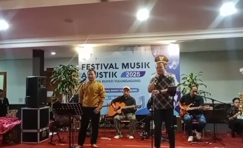 Kapolres Tulungagung AKBP Muhammad Taat Resdi mengapresiasi saat menghadiri acara festival musik akustik yang diselenggarakan di pendopo Rumah Dinas Wabup