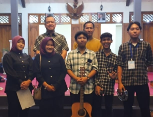 Wabup Tulungagung didampingi Kapolres Tulungagung bersama peserta festival musik akustik 