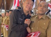 Bupati Tulungagung, Gatut Sunu Wibowo memberikan bendera merah putih sebanyak 1.700 bendera telah didistribusikan ke 19 kecamatan