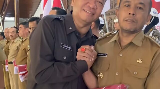 Bupati Tulungagung, Gatut Sunu Wibowo memberikan bendera merah putih sebanyak 1.700 bendera telah didistribusikan ke 19 kecamatan