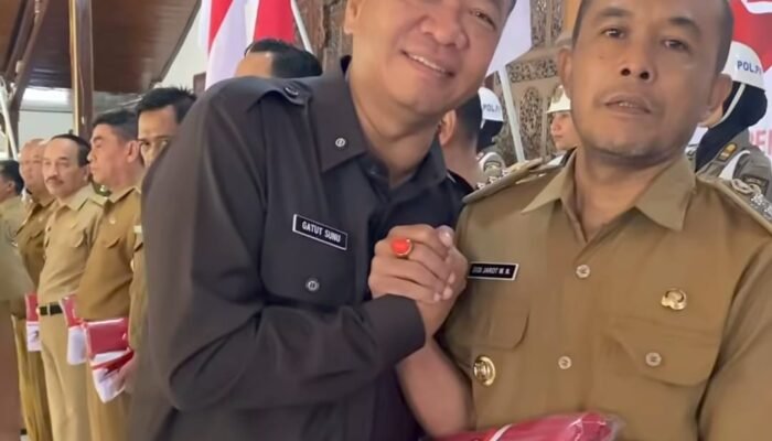 Bupati Tulungagung, Gatut Sunu Wibowo memberikan bendera merah putih sebanyak 1.700 bendera telah didistribusikan ke 19 kecamatan
