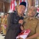 Bupati Tulungagung, Gatut Sunu Wibowo memberikan bendera merah putih sebanyak 1.700 bendera telah didistribusikan ke 19 kecamatan