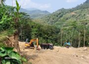 Aktivitas tambang galian batuan andesit di Dusun Sambi RT 22 RW 6, Desa Ngares, Kecamatan Trenggalek, Kabupaten Trenggalek