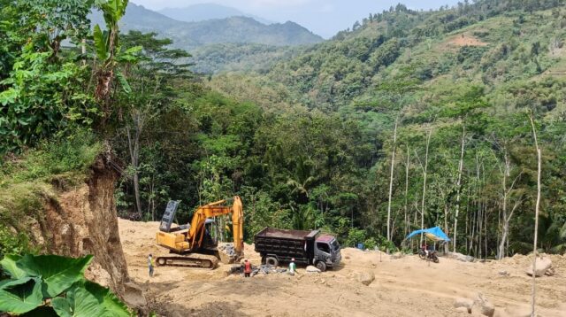 Aktivitas tambang galian batuan andesit di Dusun Sambi RT 22 RW 6, Desa Ngares, Kecamatan Trenggalek, Kabupaten Trenggalek