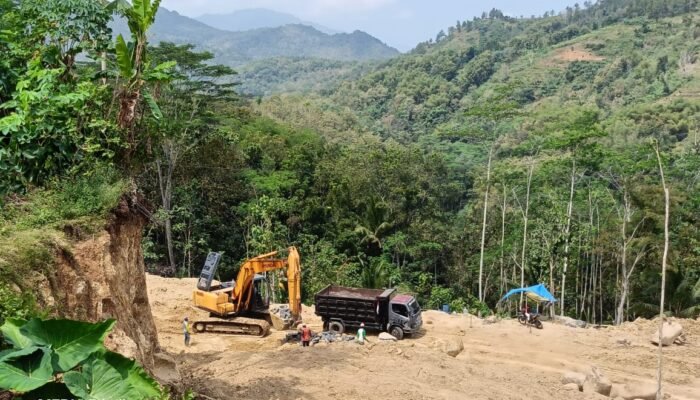 Galian Tambang Batu Andesit di Desa Ngares, Jadi Kekhawatiran Penghuni Rumah Sekitar