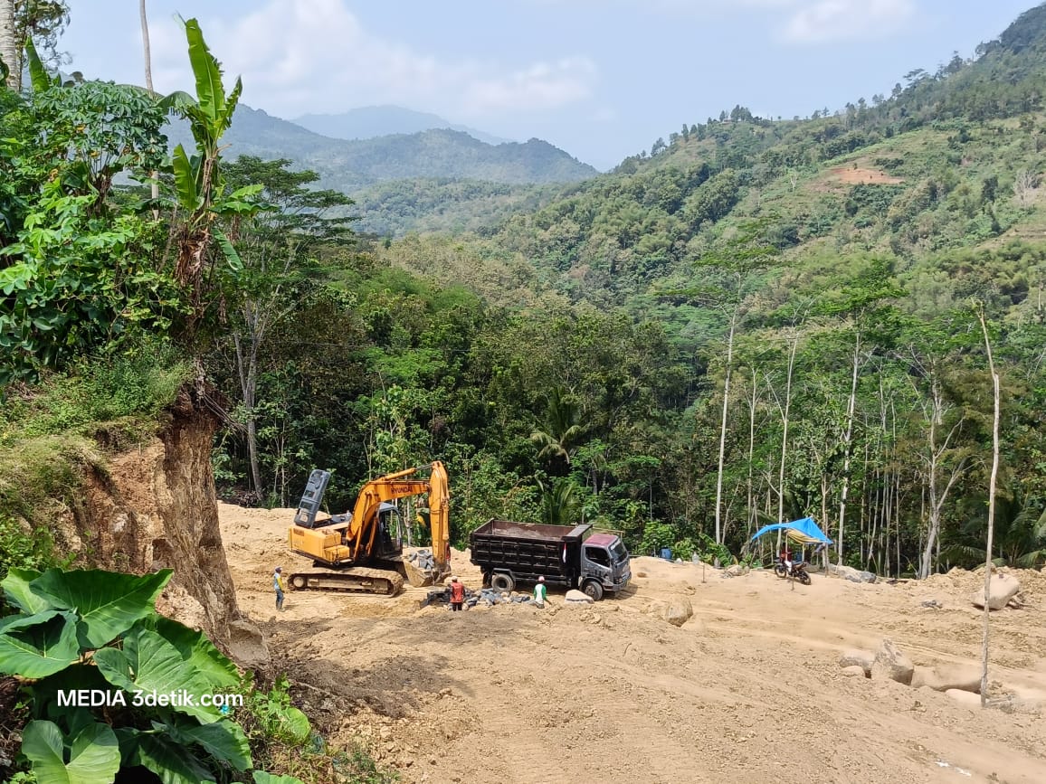 Aktivitas tambang galian batuan andesit di Dusun Sambi RT 22 RW 6, Desa Ngares, Kecamatan Trenggalek, Kabupaten Trenggalek