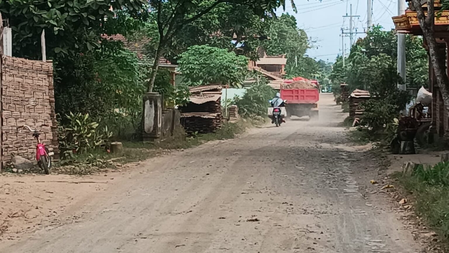 Aktivitas kendaraan truk pengangkut tanah urug diduga dari tambang galian C di Desa Gador, Kecamatan Durenan, Kabupaten Trenggalek