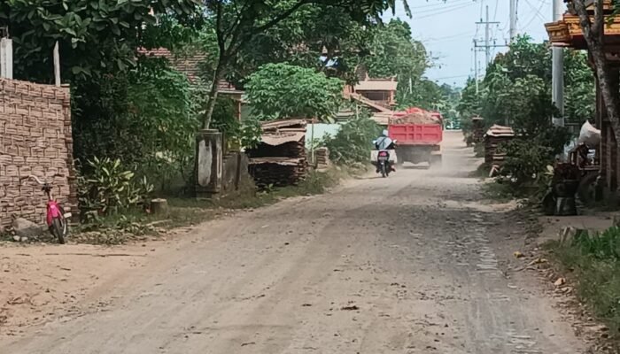 Warga Resah: Debu Akibat Aktivitas Truk Pengangkut Tanah Urug Galian C Bikin Sesak Nafas