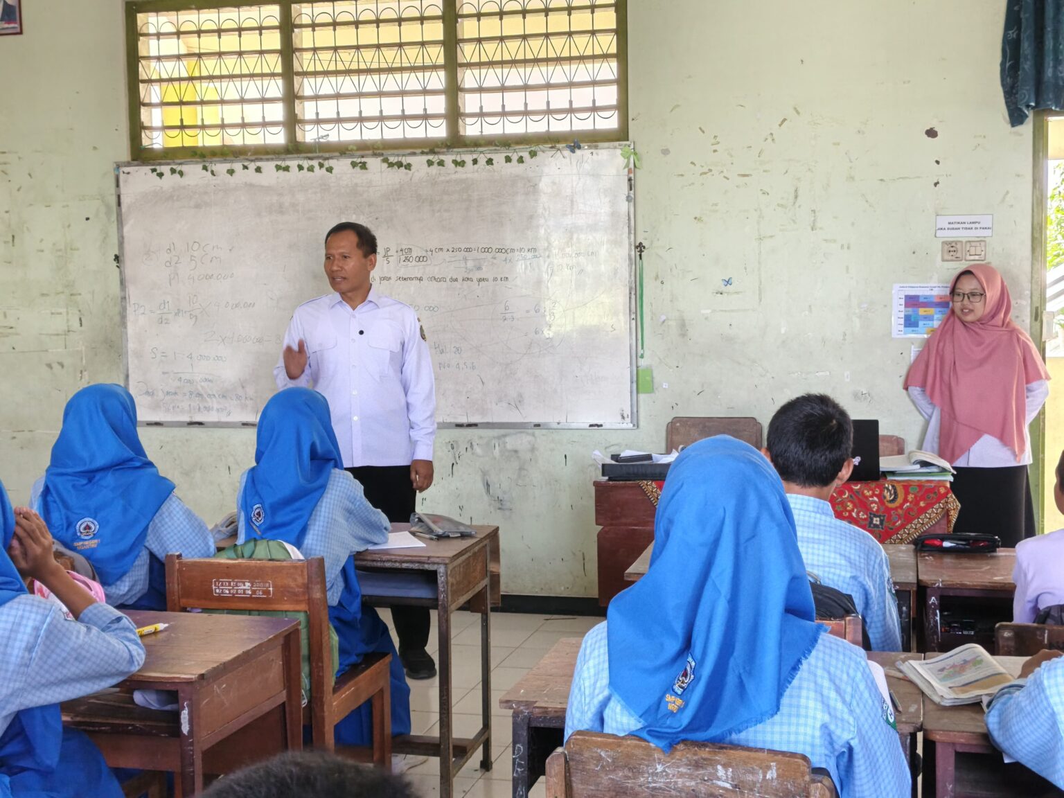 Wakil Bupati Tulungagung, Ahmad Baharudin, monitoring di SMP Negeri 1 kedungwaru, dan SMP Negeri 1 Ngantru, untuk melihat secara langsung kesiapan Kegiatan Belajar Mengajar baik