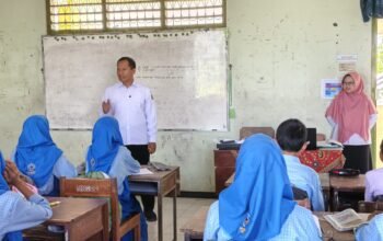 Wakil Bupati Tulungagung, Ahmad Baharudin, monitoring di SMP Negeri 1 kedungwaru, dan SMP Negeri 1 Ngantru, untuk melihat secara langsung kesiapan Kegiatan Belajar Mengajar baik