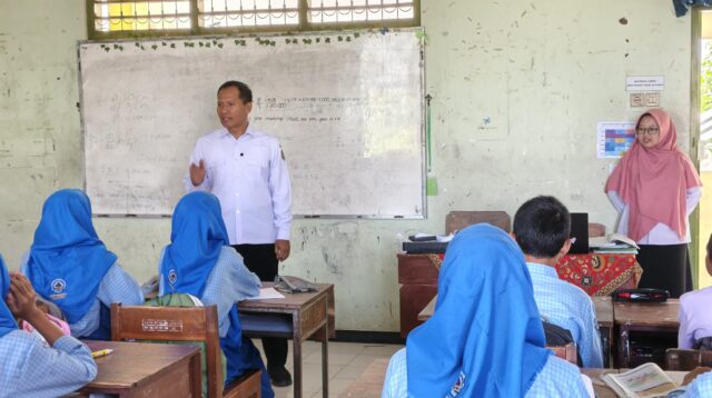 Wakil Bupati Tulungagung, Ahmad Baharudin, monitoring di SMP Negeri 1 kedungwaru, dan SMP Negeri 1 Ngantru, untuk melihat secara langsung kesiapan Kegiatan Belajar Mengajar baik