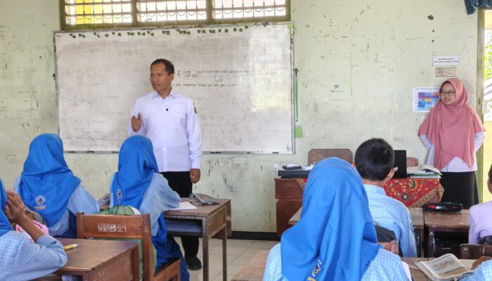 Wakil Bupati Tulungagung, Ahmad Baharudin, monitoring di SMP Negeri 1 kedungwaru, dan SMP Negeri 1 Ngantru, untuk melihat secara langsung kesiapan Kegiatan Belajar Mengajar baik