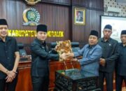 Paripurna DPRD Trenggalek menyerahkan Nota Penjelasan Kebijakan Umum APBD (KUA) dan Prioritas Plafon Anggaran Sementara (PPAS) APBD Kabupaten Trenggalek tahun anggaran 2026