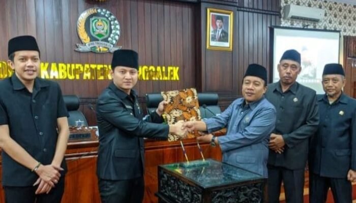 Paripurna DPRD Trenggalek: Penyerahan Nota Penjelasan KUA-PPAS, Persetujuan Raperda APBD Tahun 2025 Jadi Perda