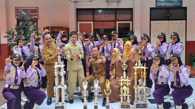 Plt. Kepala SMP Negeri 2 Tulungagung, Nurhamid, S.Pd, menginspirasi seluruh siswa SMP Negeri 2 Tulungagung untuk terus berusaha dan berprestasi