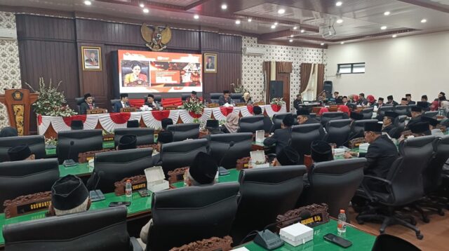 Sidang Paripurna DPRD Trenggalek, Bupati Mochamad Nur Arifin dan seluruh peserta sidang terlihat sangat khidmad mendengarkan pidato arah kebijakan Presiden Prabowo