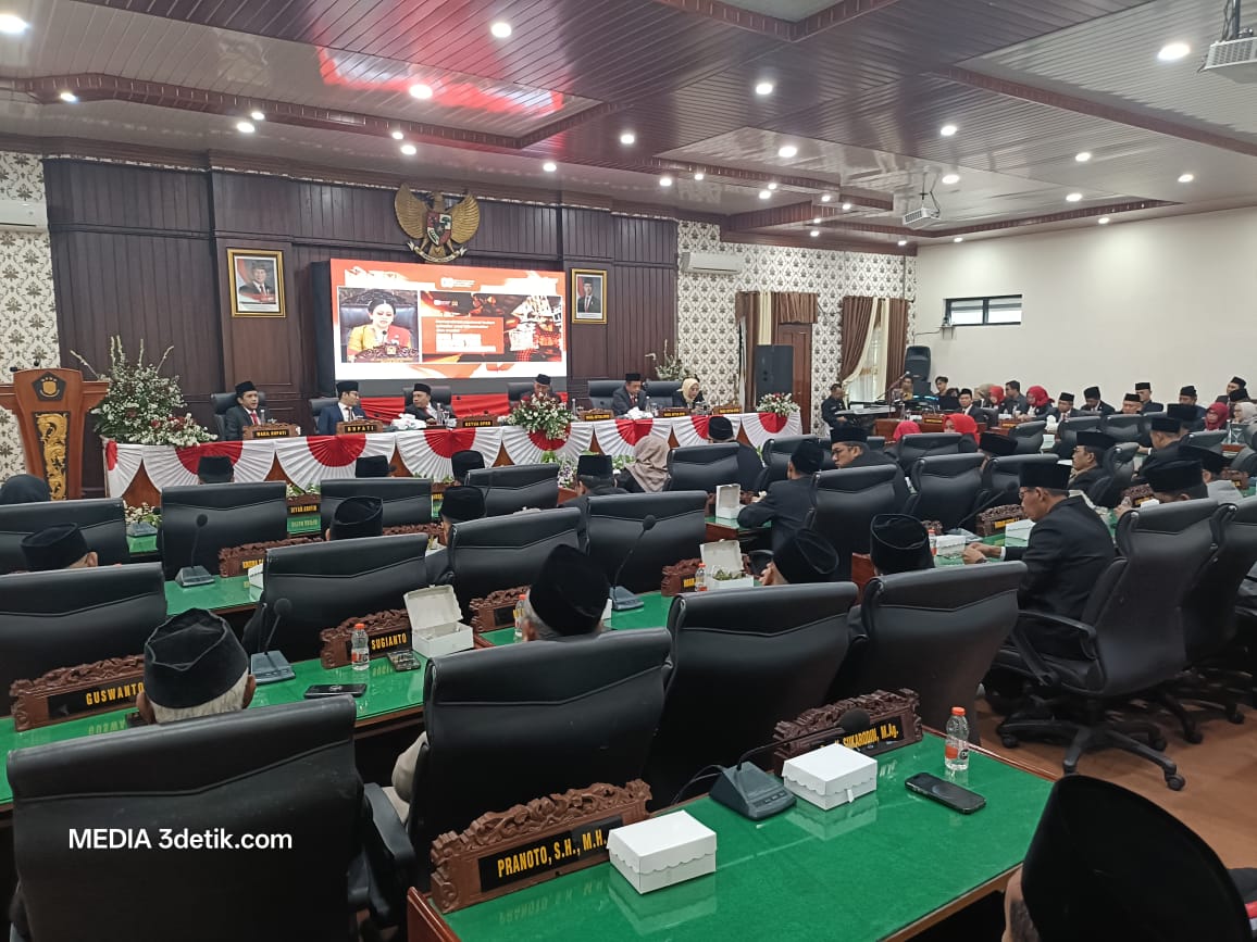 Sidang Paripurna DPRD Trenggalek, Bupati Mochamad Nur Arifin dan seluruh peserta sidang terlihat sangat khidmad mendengarkan pidato arah kebijakan Presiden Prabowo