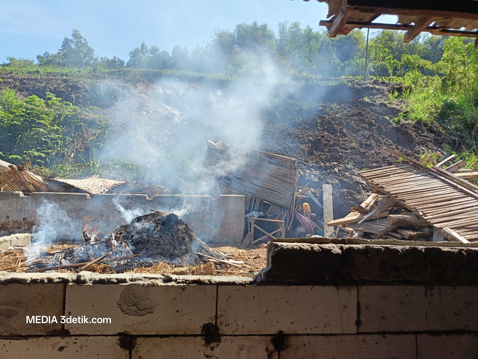 Insiden bencana tanah longsor di Desa Babatan, Kecamatan Karangrejo, Kabupaten Tulungagung