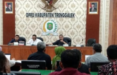 Panitia Khusus (Pansus) DPRD Kabupaten Trenggalek menggelar rapat finalisasi bersama eksekutif terkait hasil evaluasi dari Gubernur