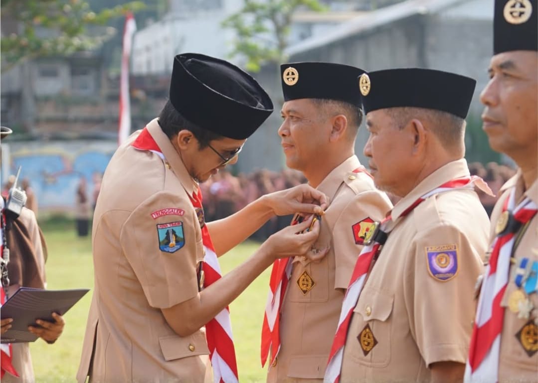 Wakil Bupati Trenggalek, Syah Mohamad Natanegara melantik kurang lebih 319 Pramuka Siaga Garuda