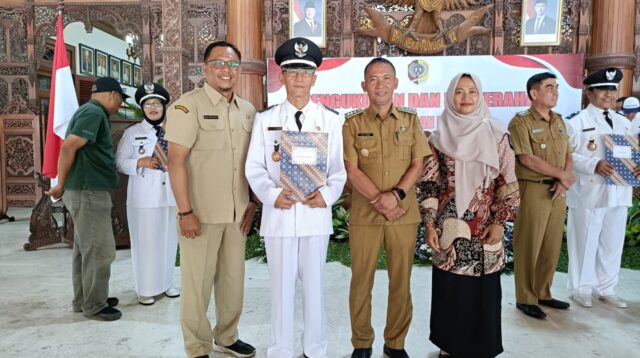 Kepala Desa Pagerwojo, Adi Setiono dilantik kembali oleh Bupati Tulungagung, Gatut Sunu Wibowo di Pendopo Kongas Arum Kusumaning Bongso