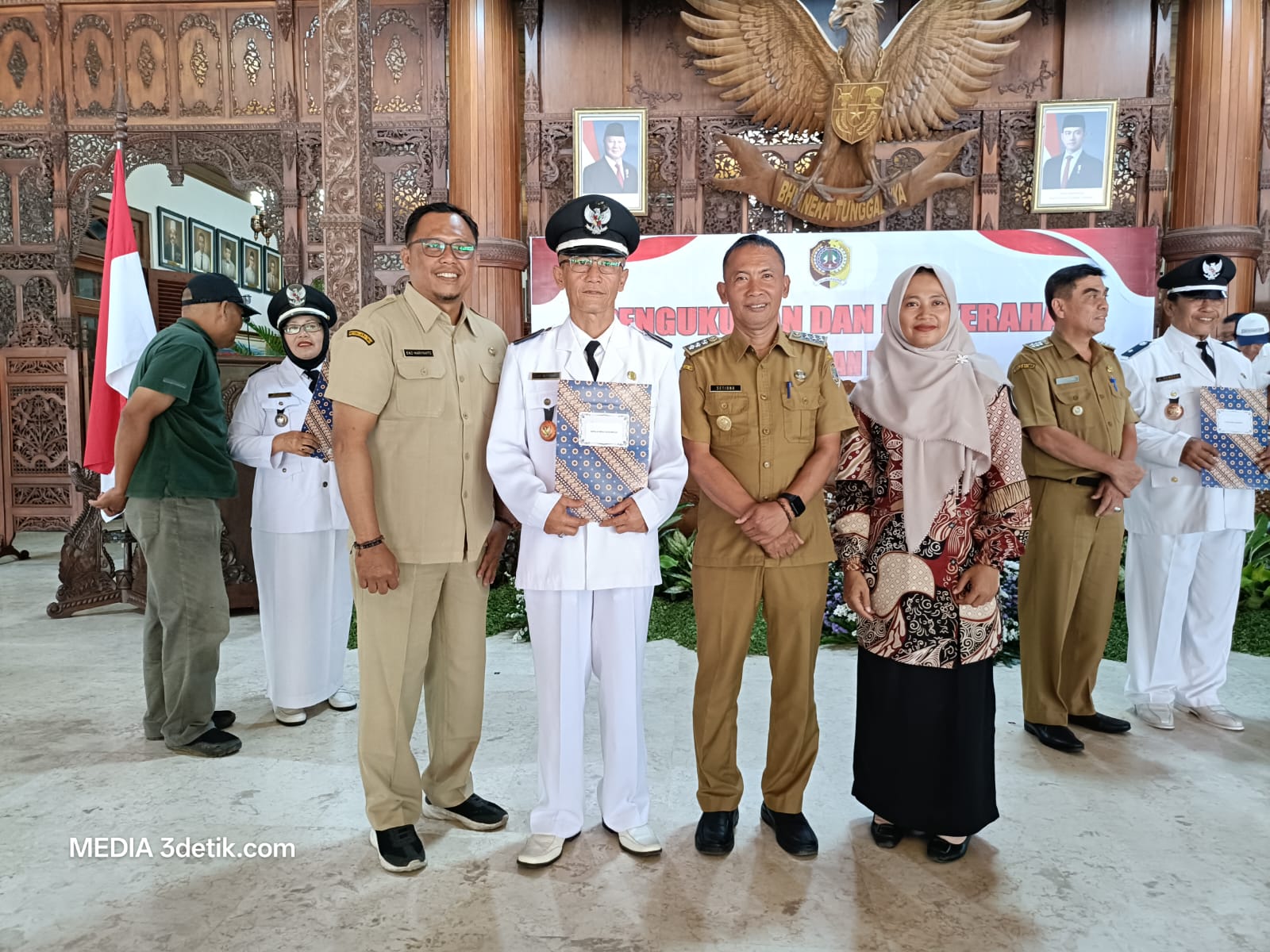 Kepala Desa Pagerwojo, Adi Setiono dilantik kembali oleh Bupati Tulungagung, Gatut Sunu Wibowo di Pendopo Kongas Arum Kusumaning Bongso