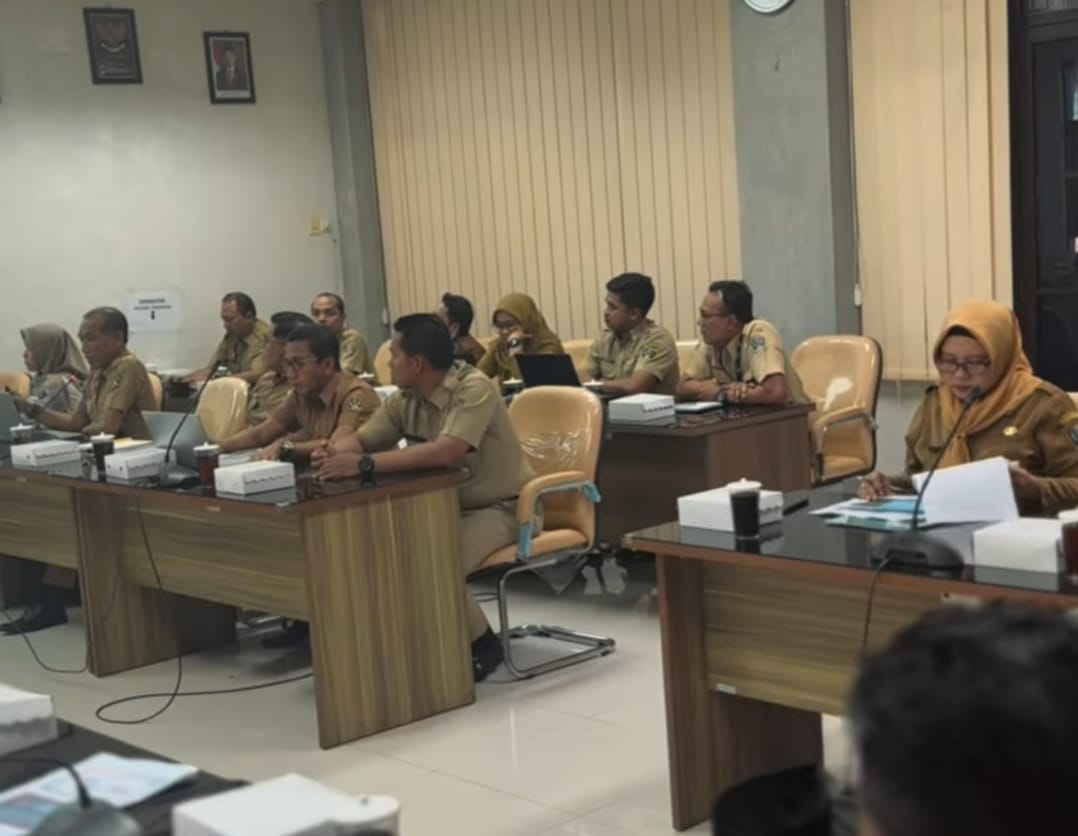 Dewan Perwakilan Rakyat Daerah (DPRD) Kabupaten Blitar menggelar rapat kerja bersama Tim Anggaran Pemerintah Daerah (TAPD) Kabupaten Blitar