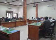 Warga Desa Ngares berbondong-bondong Kantor Dewan Perwakilan Rakyat Daerah (DPRD) Trenggalek protes terhadap jebolnya tanggul di Kali Temon