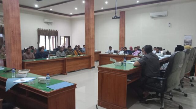 Warga Desa Ngares berbondong-bondong Kantor Dewan Perwakilan Rakyat Daerah (DPRD) Trenggalek protes terhadap jebolnya tanggul di Kali Temon