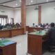 Warga Desa Ngares berbondong-bondong Kantor Dewan Perwakilan Rakyat Daerah (DPRD) Trenggalek protes terhadap jebolnya tanggul di Kali Temon