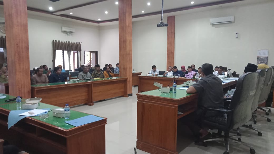 Warga Desa Ngares berbondong-bondong Kantor Dewan Perwakilan Rakyat Daerah (DPRD) Trenggalek protes terhadap jebolnya tanggul di Kali Temon