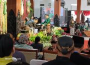 Hari Jadi Trenggalek ke-831, Bupati muda itu membagikan sejumlah sedekah kepada warganya