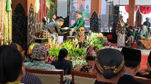 Hari Jadi Trenggalek ke-831, Bupati muda itu membagikan sejumlah sedekah kepada warganya