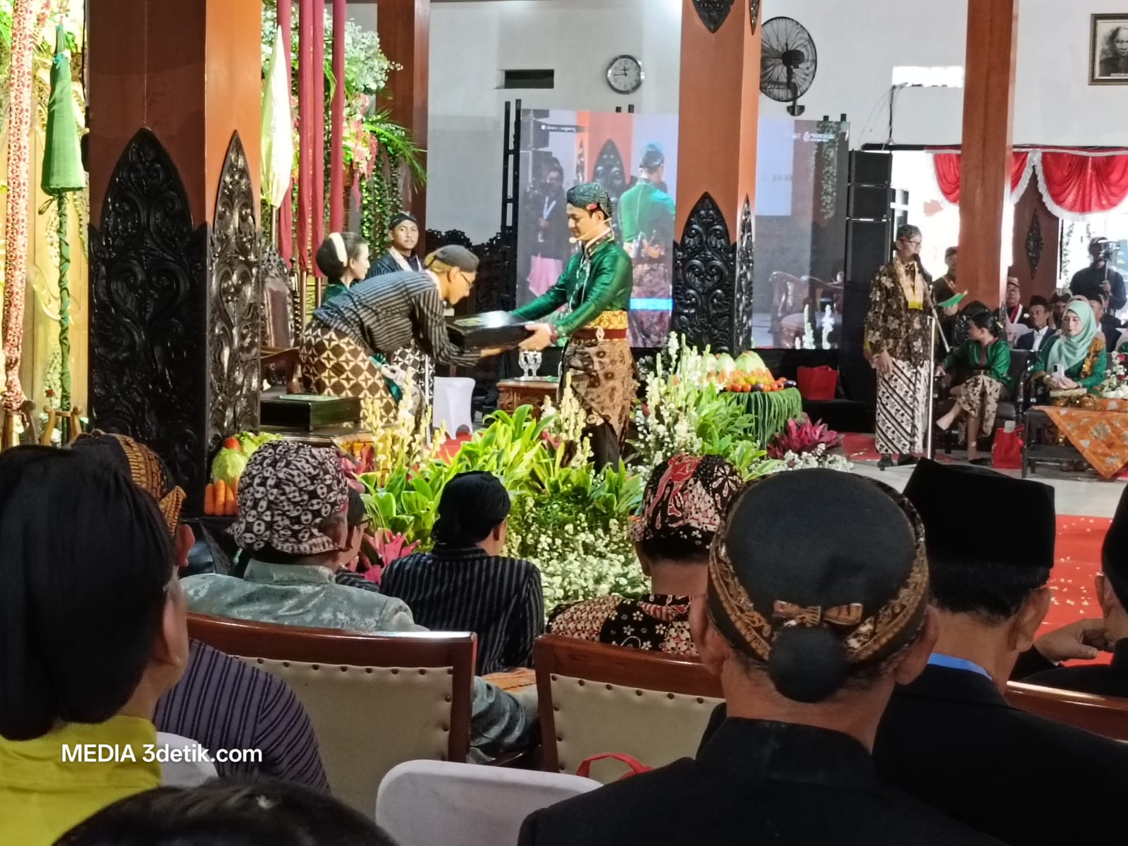 Hari Jadi Trenggalek ke-831, Bupati muda itu membagikan sejumlah sedekah kepada warganya