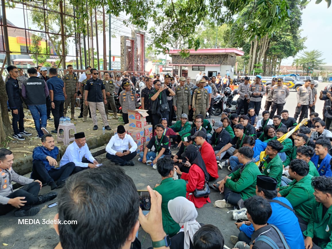 Ratusan Mahasiswa Tulungagung menyerukan tuntutan terhadap bentuk protes terhadap keresahan-keresahan yang terjadi masyarakat