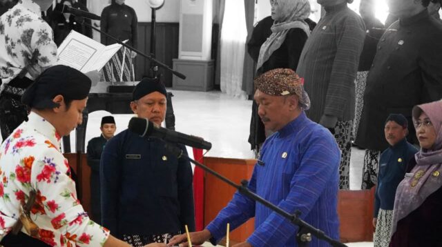 Bupati Trenggalek Mochamad Nur Arifin Melantik tiga pejabat tinggi pratama itu dilaksanakan di ruang Paringgitan Pendapa Manggala Praja Nugraha
