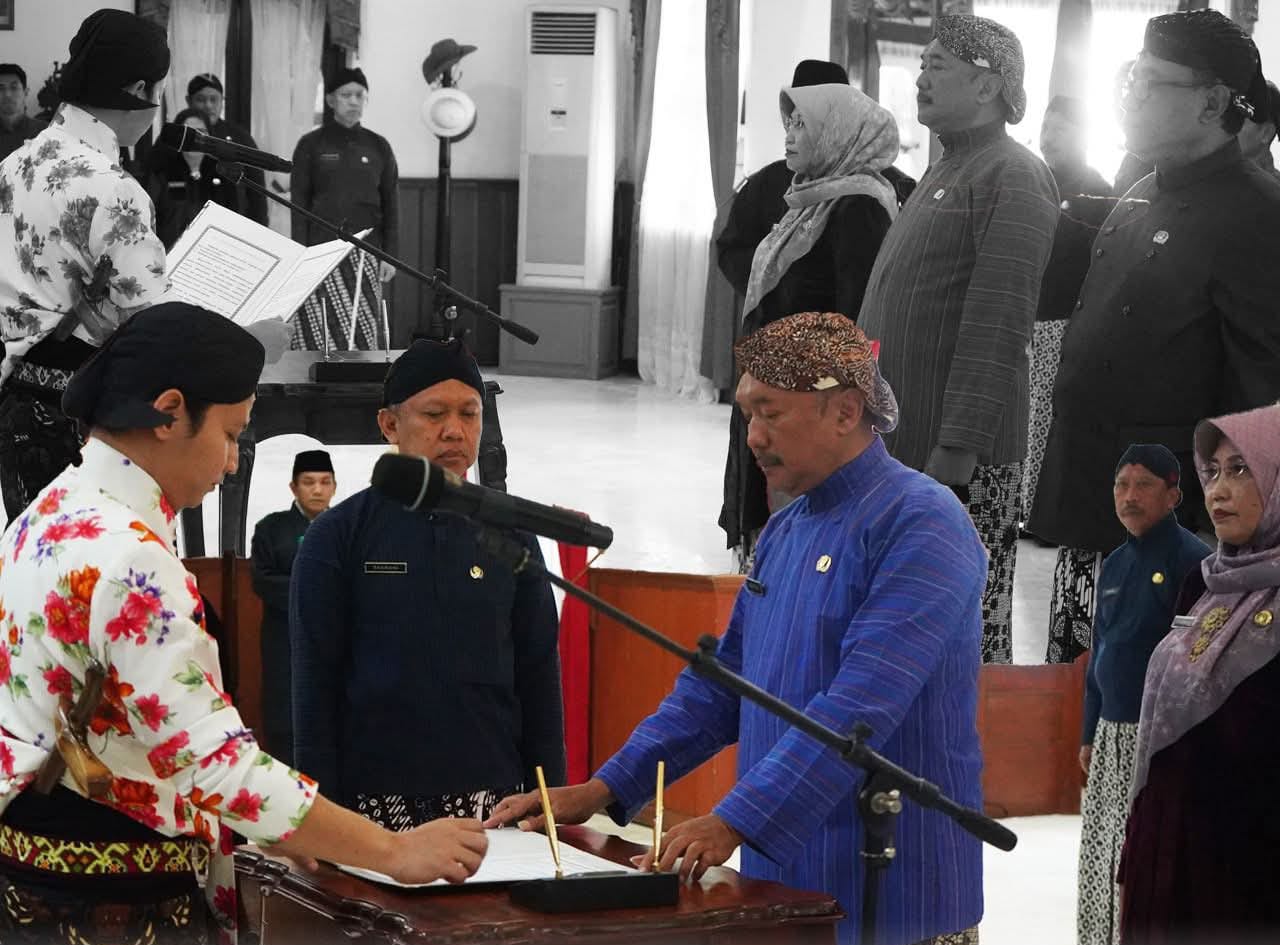 Bupati Trenggalek Mochamad Nur Arifin Melantik tiga pejabat tinggi pratama itu dilaksanakan di ruang Paringgitan Pendapa Manggala Praja Nugraha