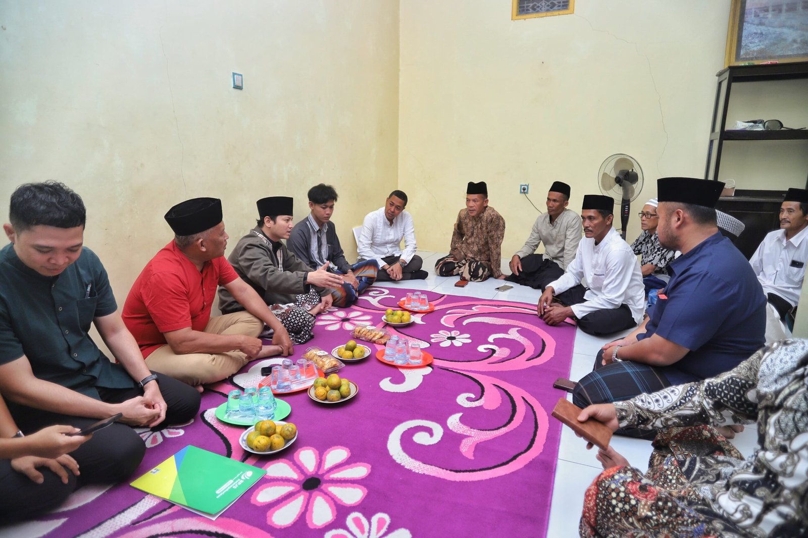 Bupati Trenggalek, Mochamad Nur Arifin menyerahkan santunan jaminan kecelakaan kerja dan beasiswa korban laka laut di wilayah Pantai Ngampiran