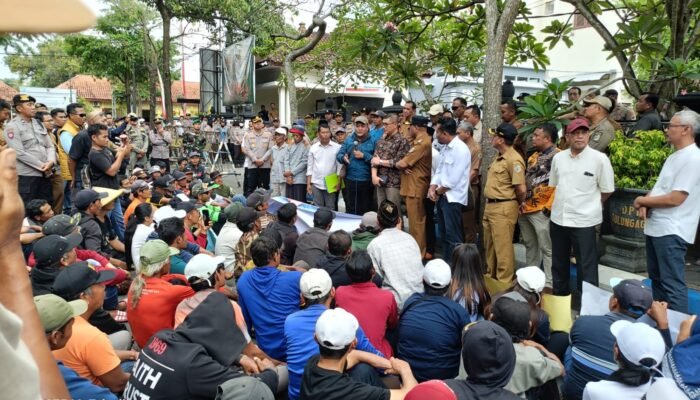 Ratusan Warga Datangi Kantor DPRD Tulungagung, Masyarakat Mengeluh Kerusakan Jalan Lingkar Waduk Wonorejo