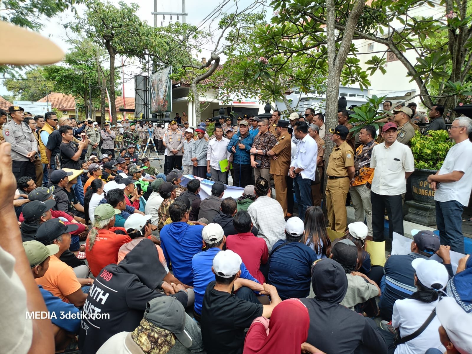 Ratusan warga masyarakat desa Wonorejo kecamatan Pagerwojo mendatangi kantor DPRD Tulungagung mengeluh kerusakan akses jalan yang berada di lingkar waduk Wonorejo