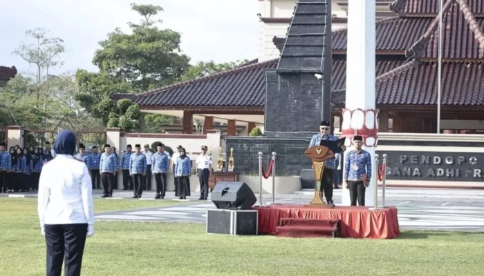 Apel 17-an Karyawan/Karyawati Pemerintah Kabupaten Blitar yang digelar di Alon-Alon Kanigoro