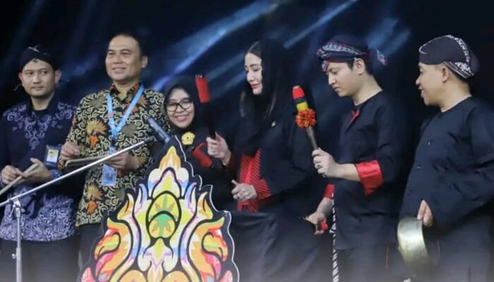 Bupati Trenggalek, Mochamad Nur Arifin didampingi Istri Novita Hardini dan segenap tamu undangan membuka kegiatan Festival Jaranan Trenggalek Terbuka ke-29 tahun 2025
